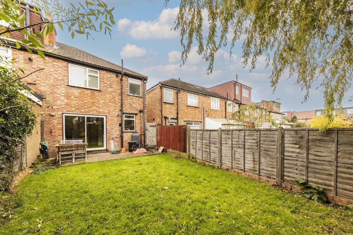 Jacksons 3 bedroom property for sale in Hassocks Road, Streatham £