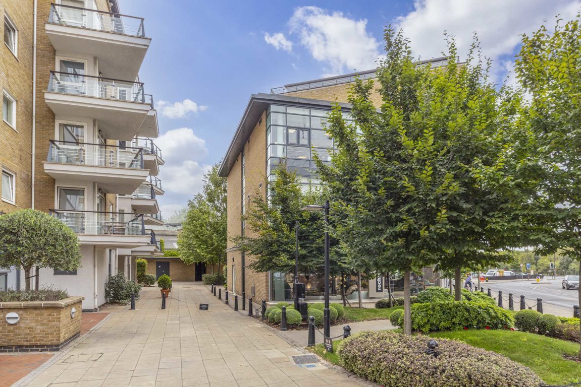 Jacksons 2 bedroom property for sale in Smugglers Way, Wandsworth £