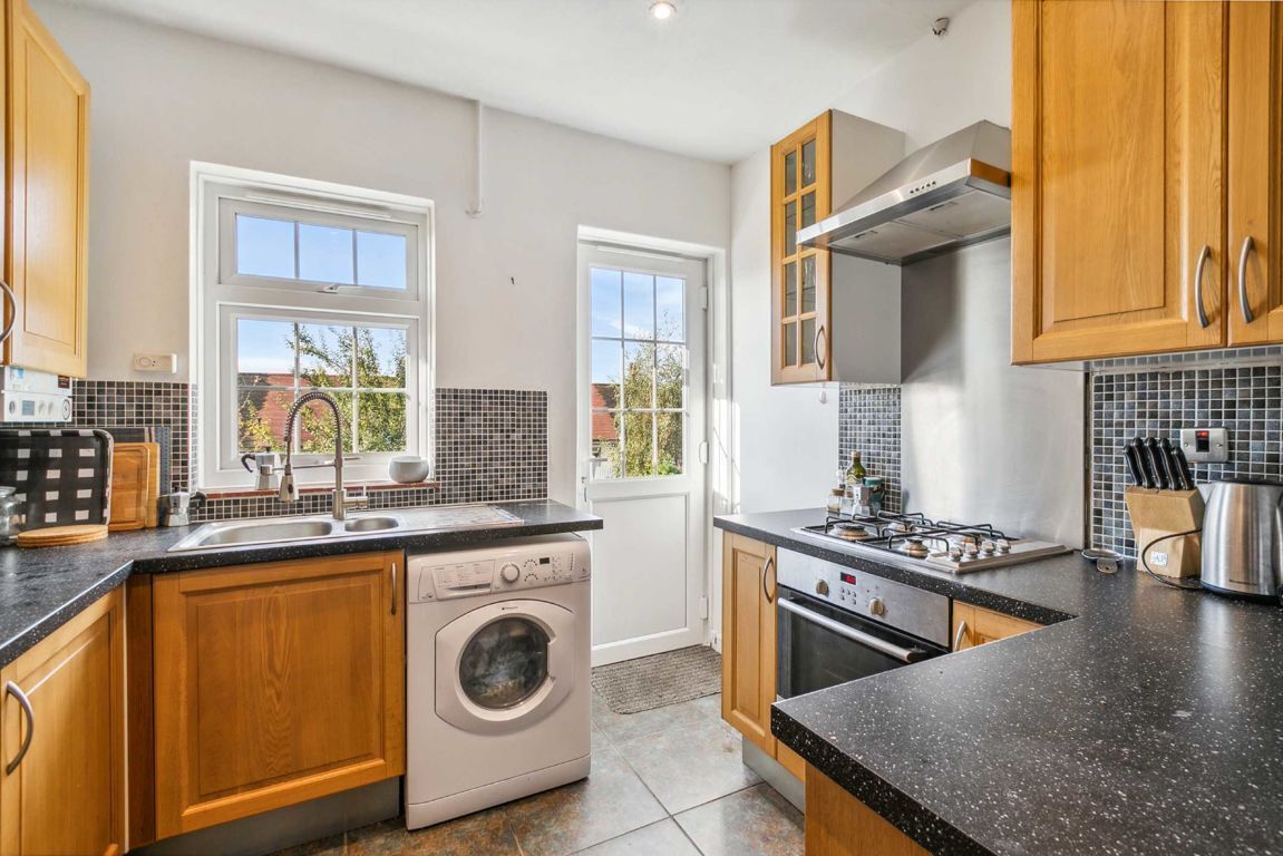 Jacksons 3 bedroom property to let in Tilehurst Road, Earlsfield £