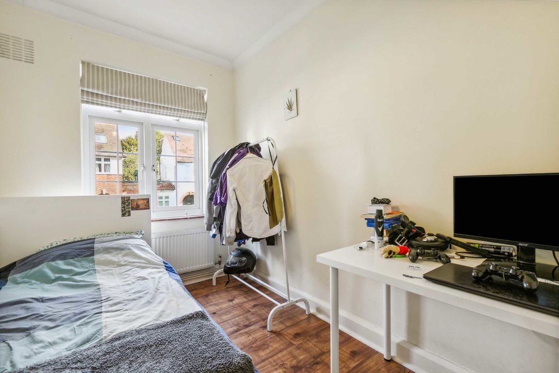 Jacksons 3 bedroom property to let in Tilehurst Road, Earlsfield £