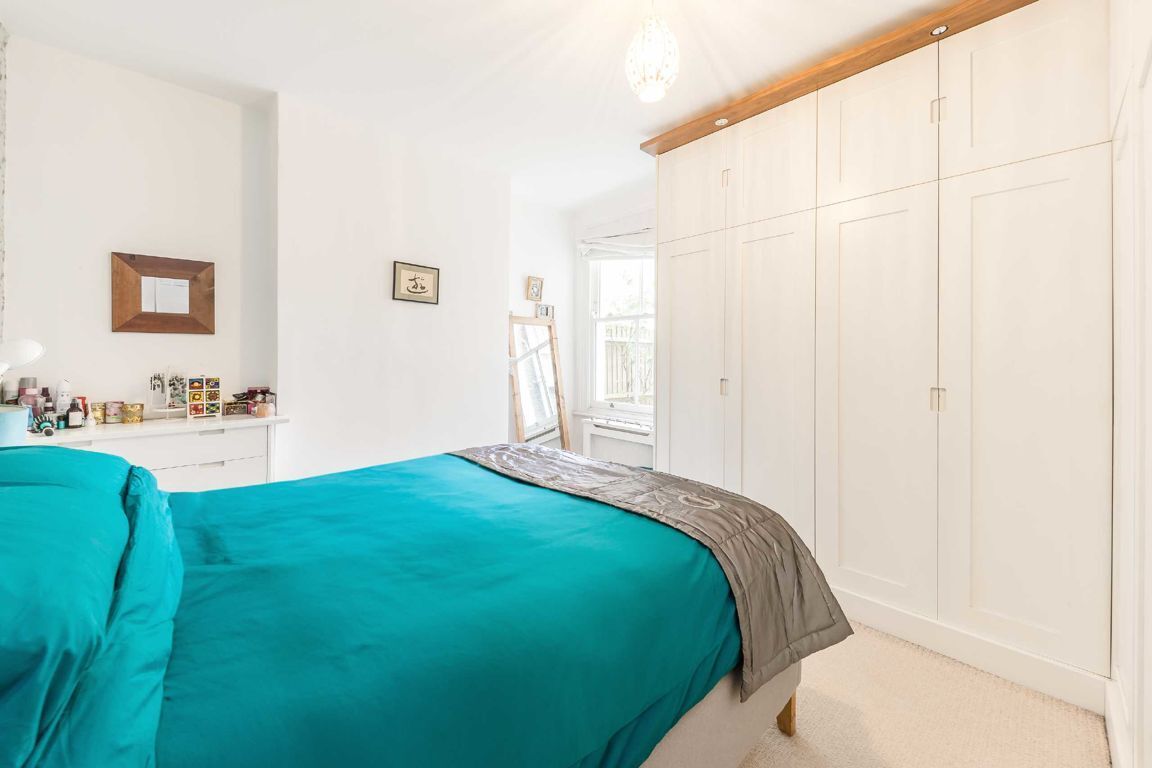 Jacksons 2 bedroom property to let in Burntwood Lane, Earlsfield £