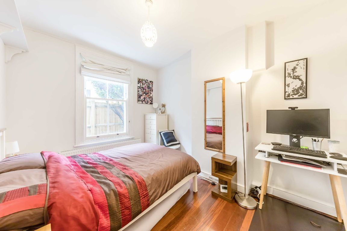 Jacksons 2 bedroom property to let in Burntwood Lane, Earlsfield £