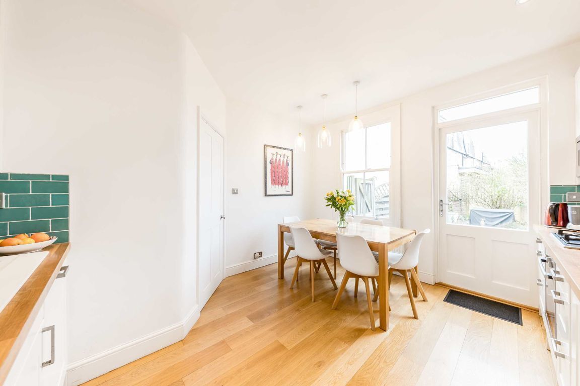 Jacksons 2 bedroom property to let in Burntwood Lane, Earlsfield £