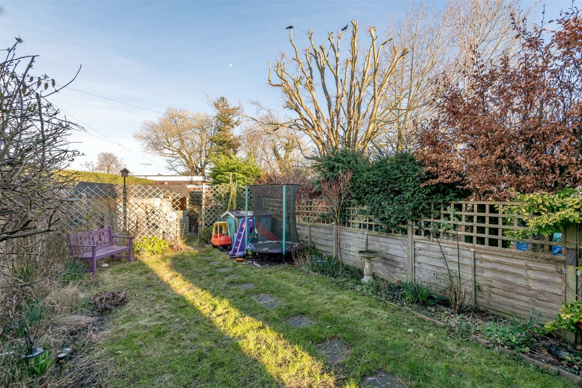 4 bedroom property for sale in Meath Green Lane, Horley, RH6 Offers