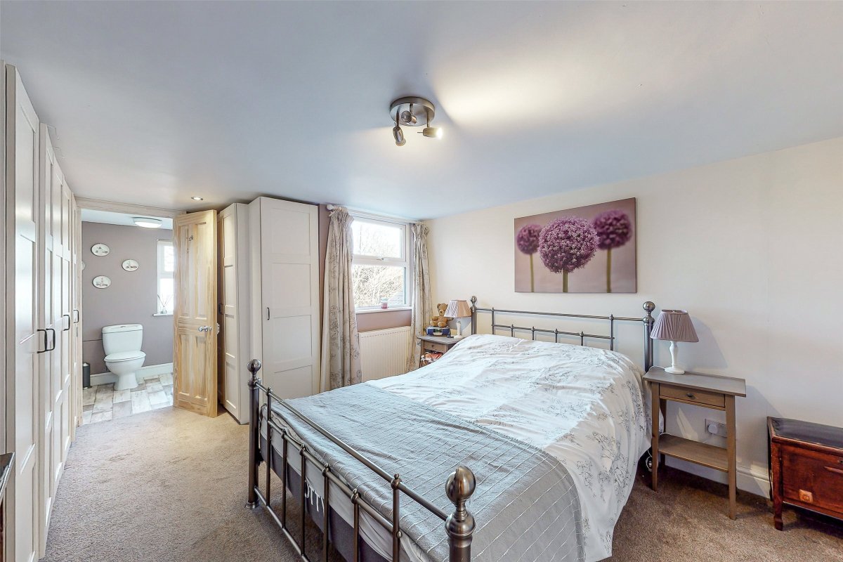 4 bedroom property for sale in Meath Green Lane, Horley, RH6 Offers