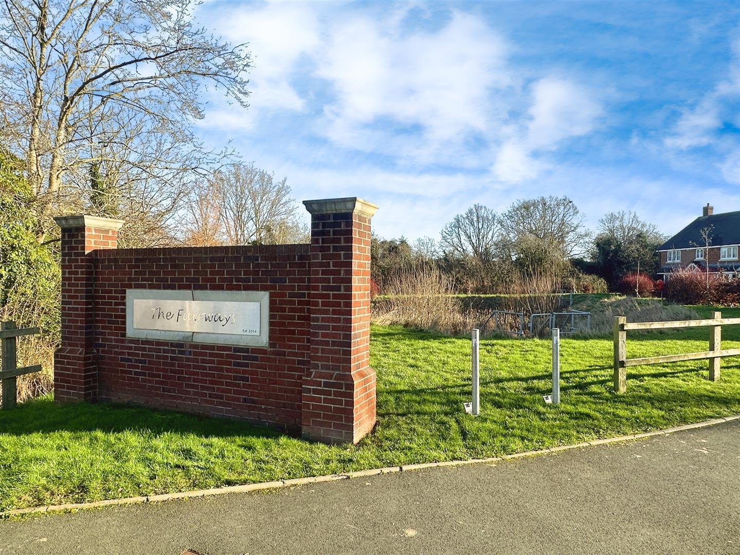 2 bedroom property for sale in Poplar Way, Whitnash, Leamington Spa Offers over £265,000