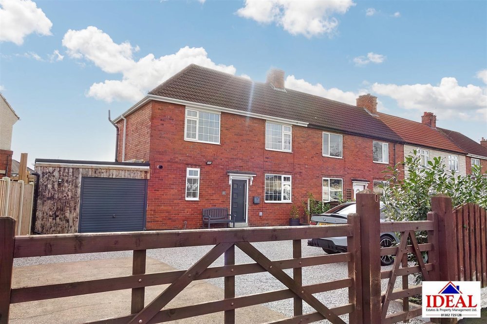 3 bedroom property for sale in Crossfield Lane, Skellow, Doncaster