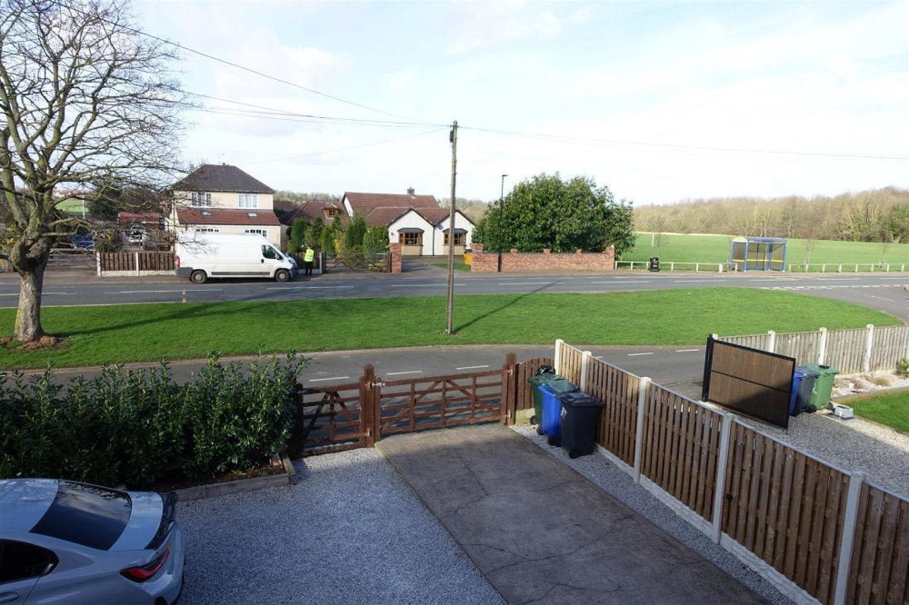 3 bedroom property for sale in Crossfield Lane, Skellow, Doncaster