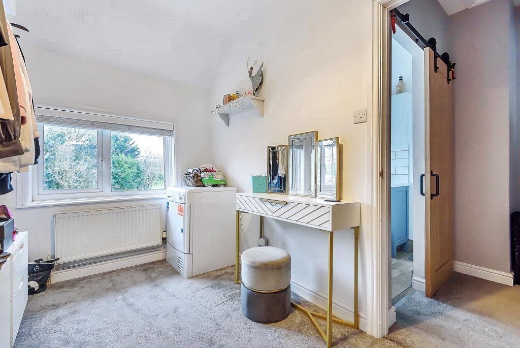 2 bedroom property for sale in Bath Road, Woolhampton, Reading