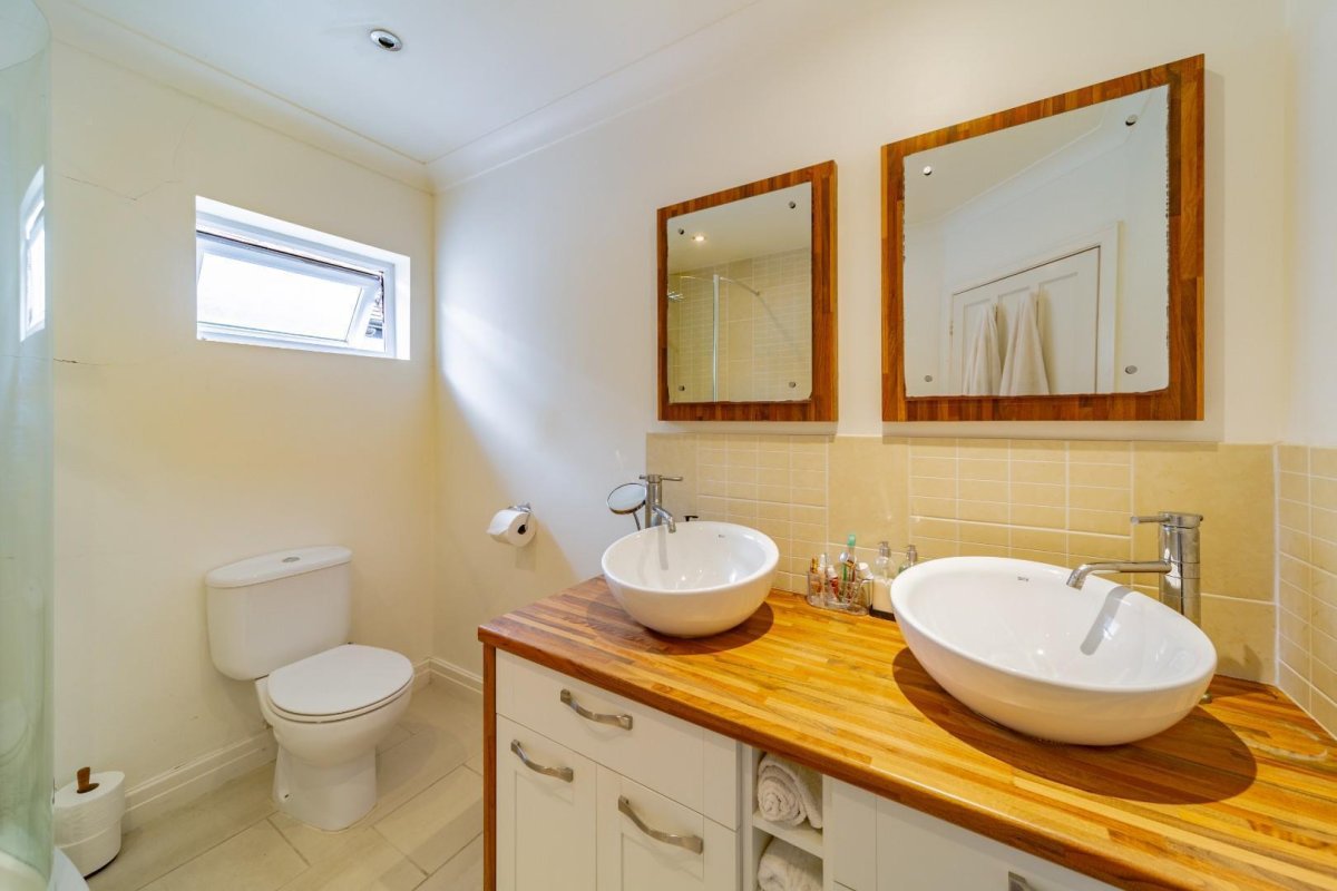 5 bedroom property for sale in Shanklin Drive, South Knighton