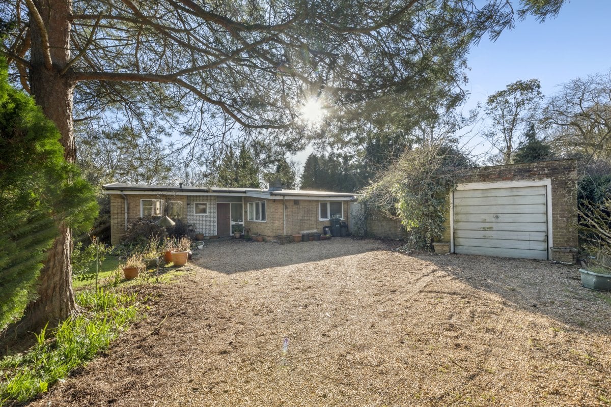 3 bedroom property for sale in Meath Green Lane, Horley, Surrey, RH6