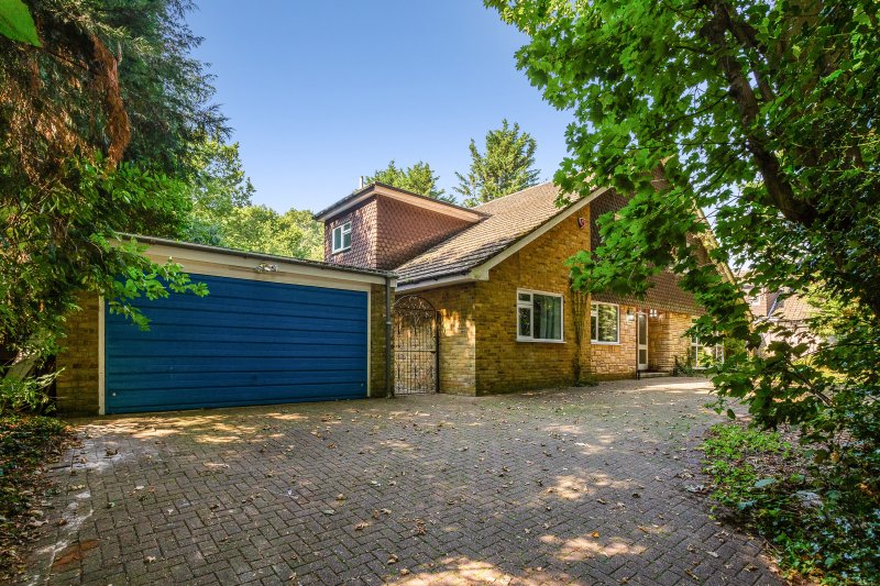 4 bedroom property for sale in The Avenue, Whyteleafe, CR3 Guide