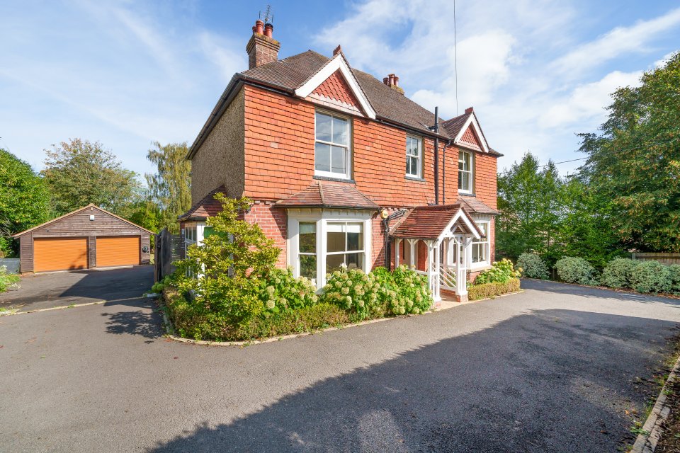 4 bedroom property for sale in Ridgley Road, Chiddingfold, GU8 Guide