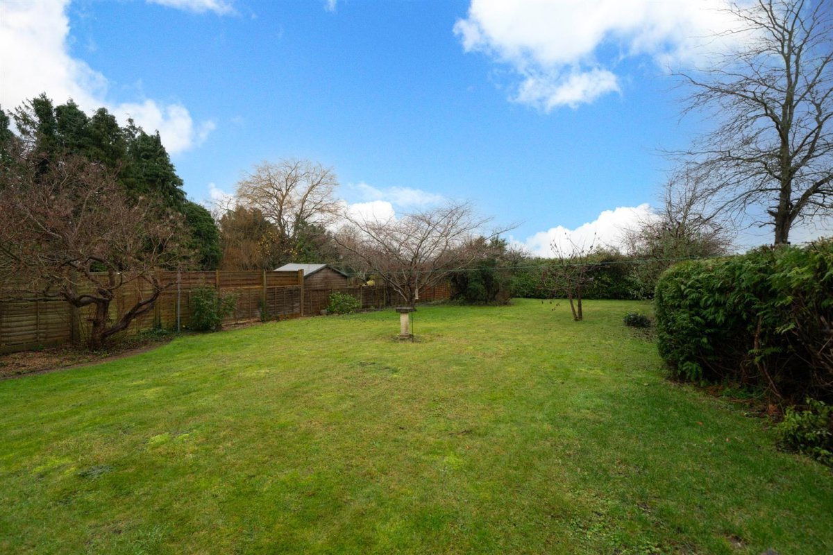 2 bedroom property for sale in Church Lane, Eaton Bray, Bedfordshire