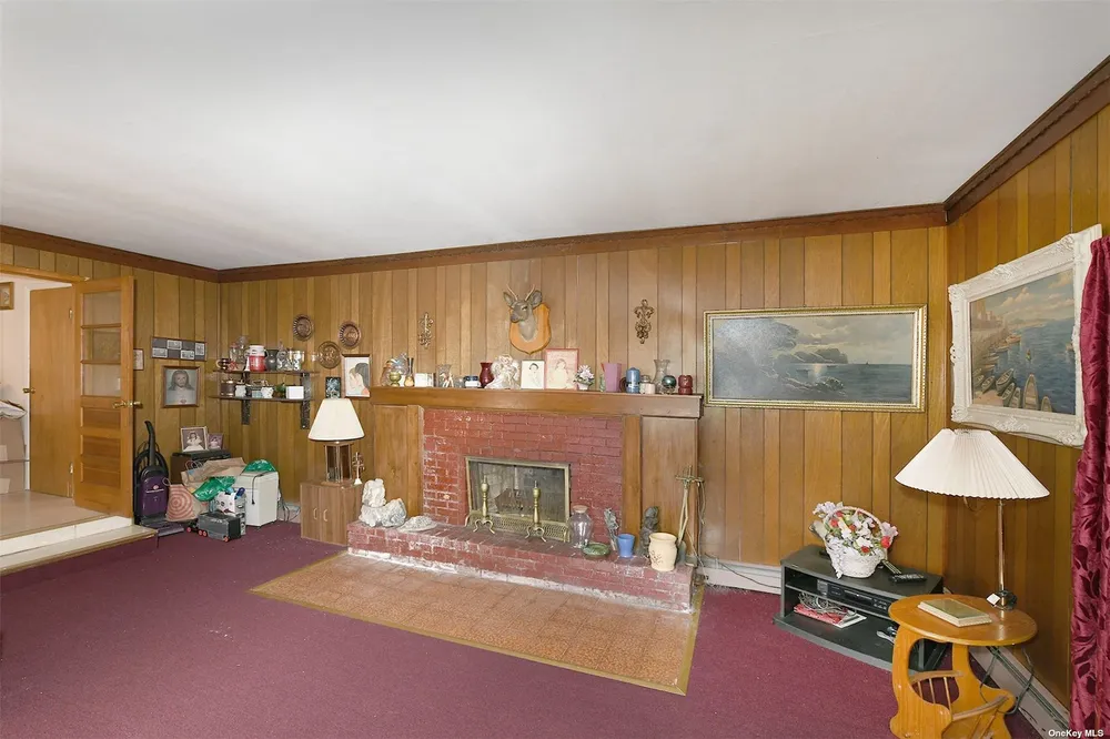 139 Hawthorne St, Mastic, NY 11950