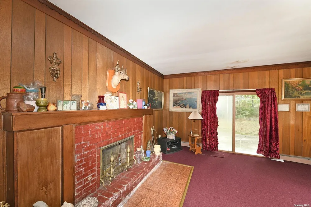 139 Hawthorne St, Mastic, NY 11950