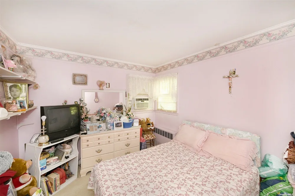 139 Hawthorne St, Mastic, NY 11950