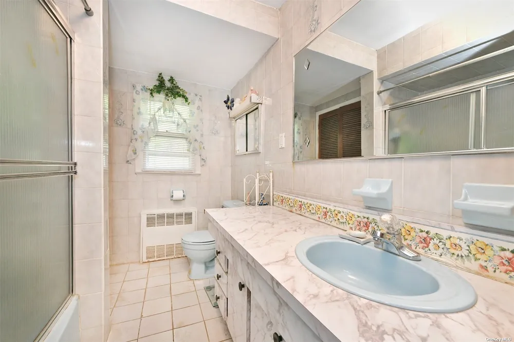 139 Hawthorne St, Mastic, NY 11950
