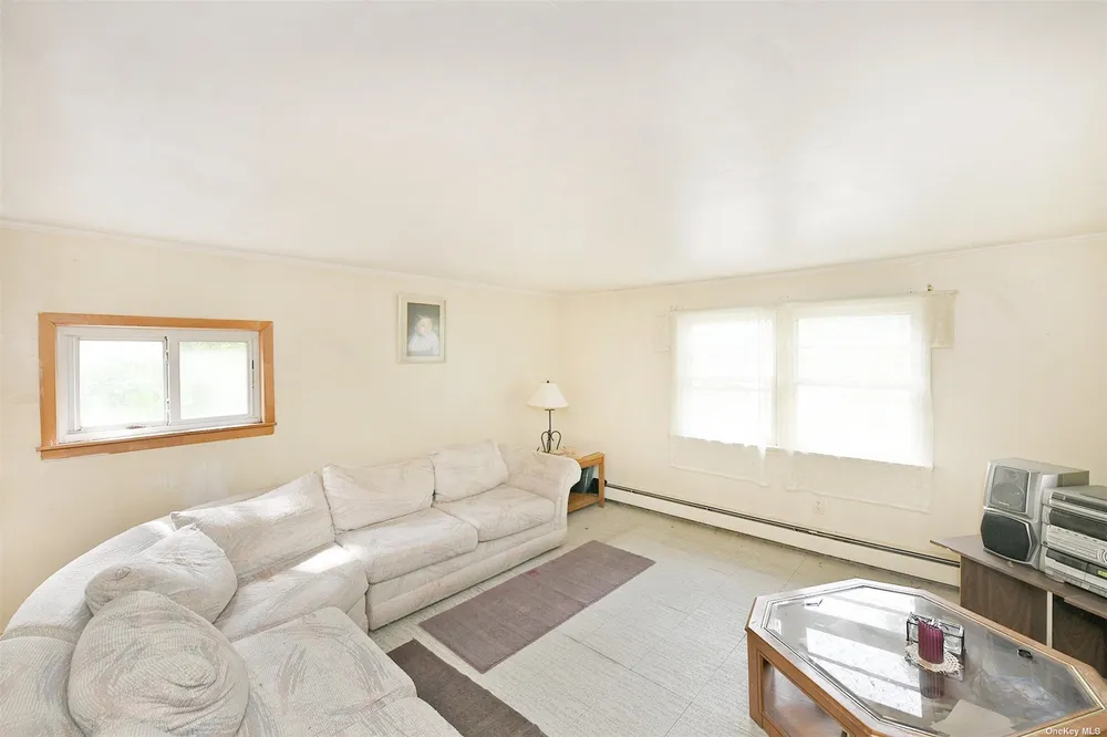 139 Hawthorne St, Mastic, NY 11950