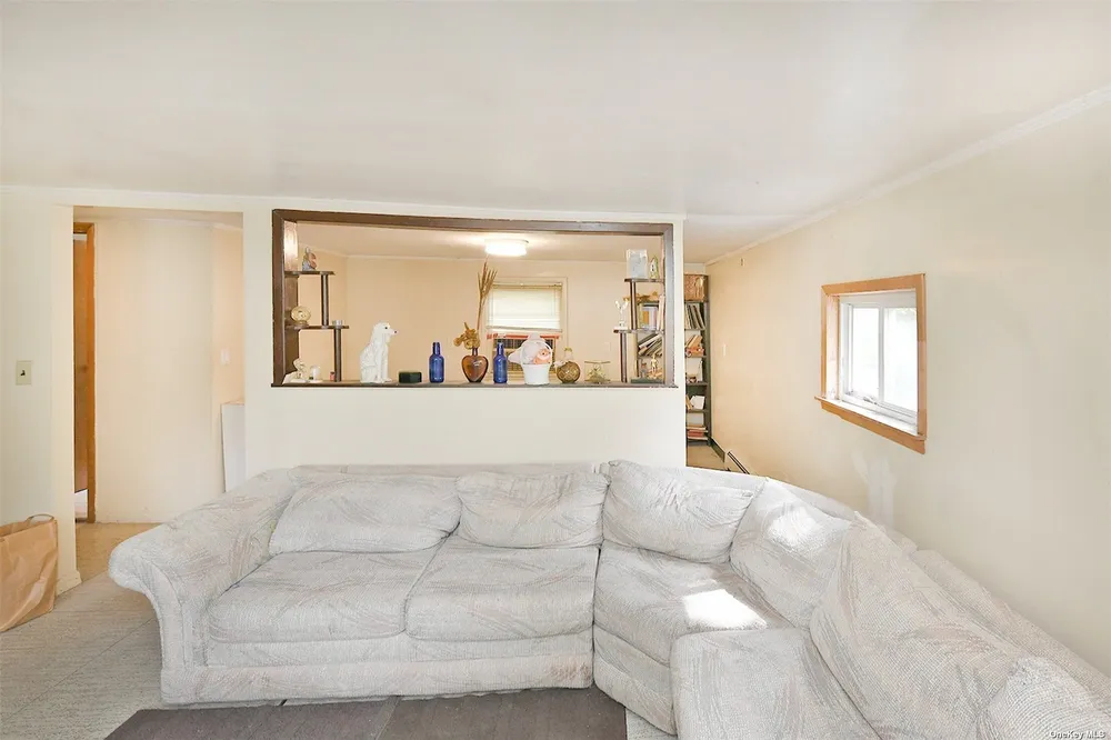139 Hawthorne St, Mastic, NY 11950