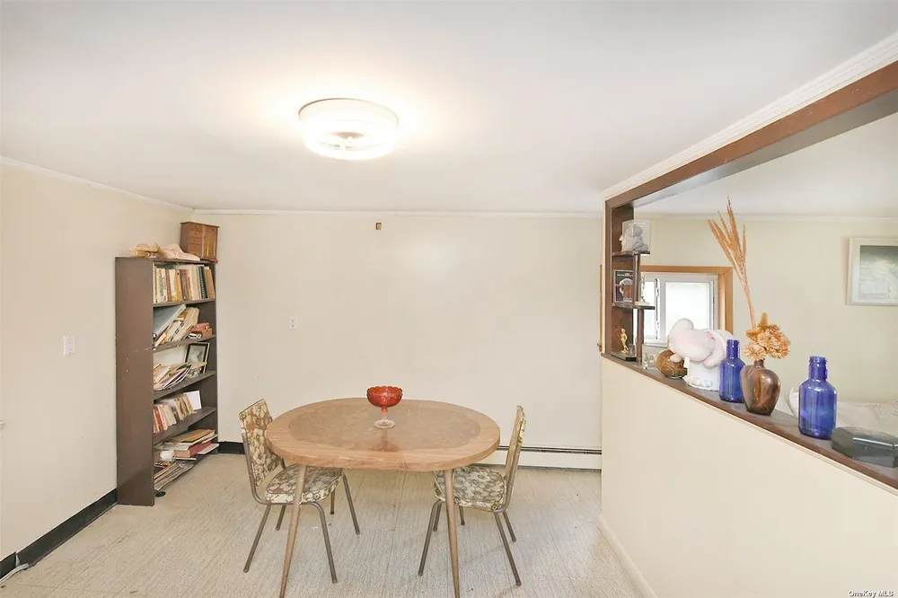 139 Hawthorne St, Mastic, NY 11950