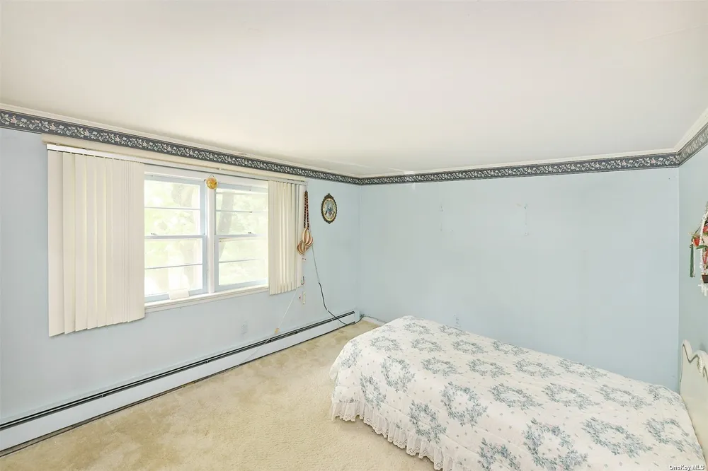 139 Hawthorne St, Mastic, NY 11950
