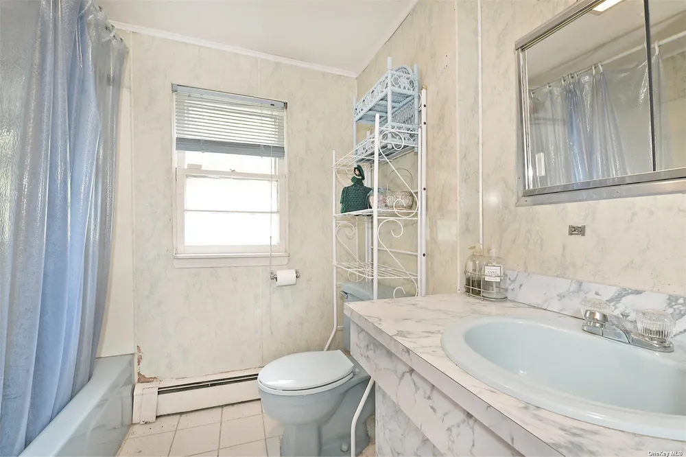 139 Hawthorne St, Mastic, NY 11950