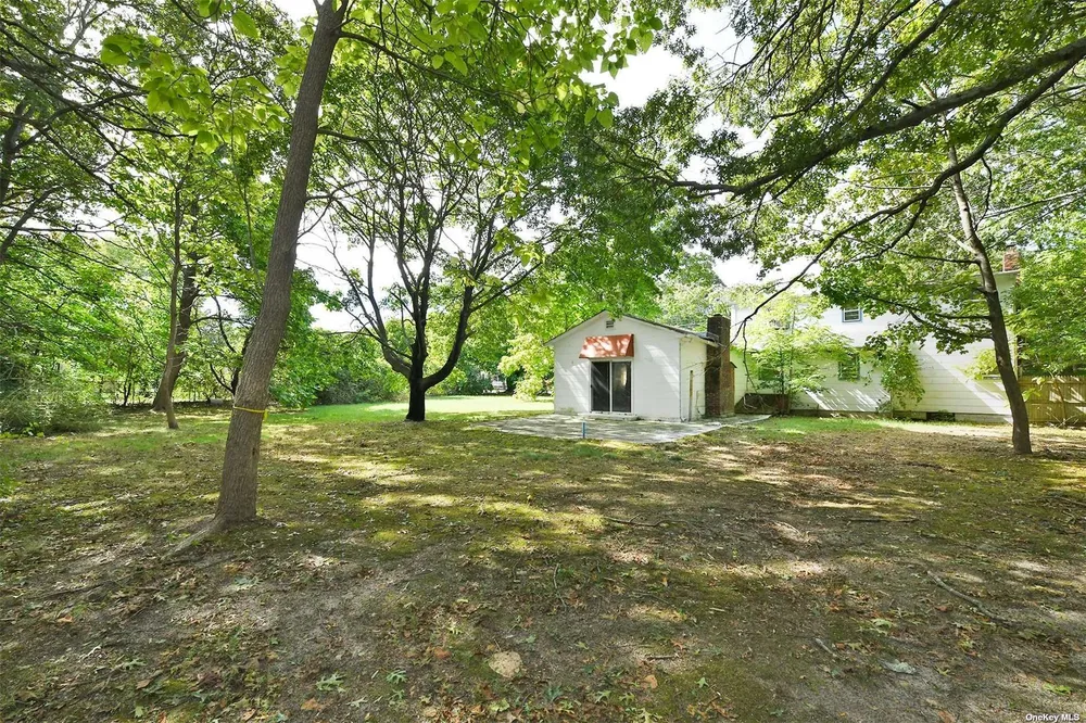 139 Hawthorne St, Mastic, NY 11950