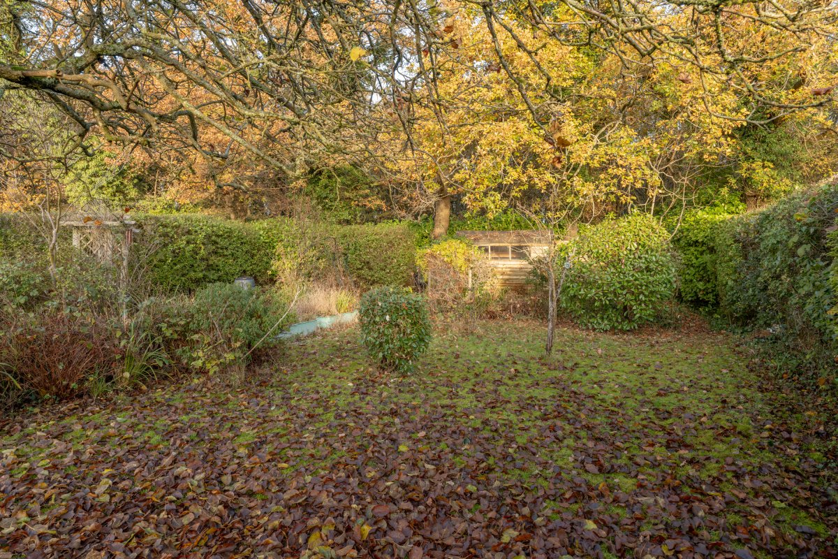 3 bedroom property for sale in Castle Drive, Horley, Surrey, RH6