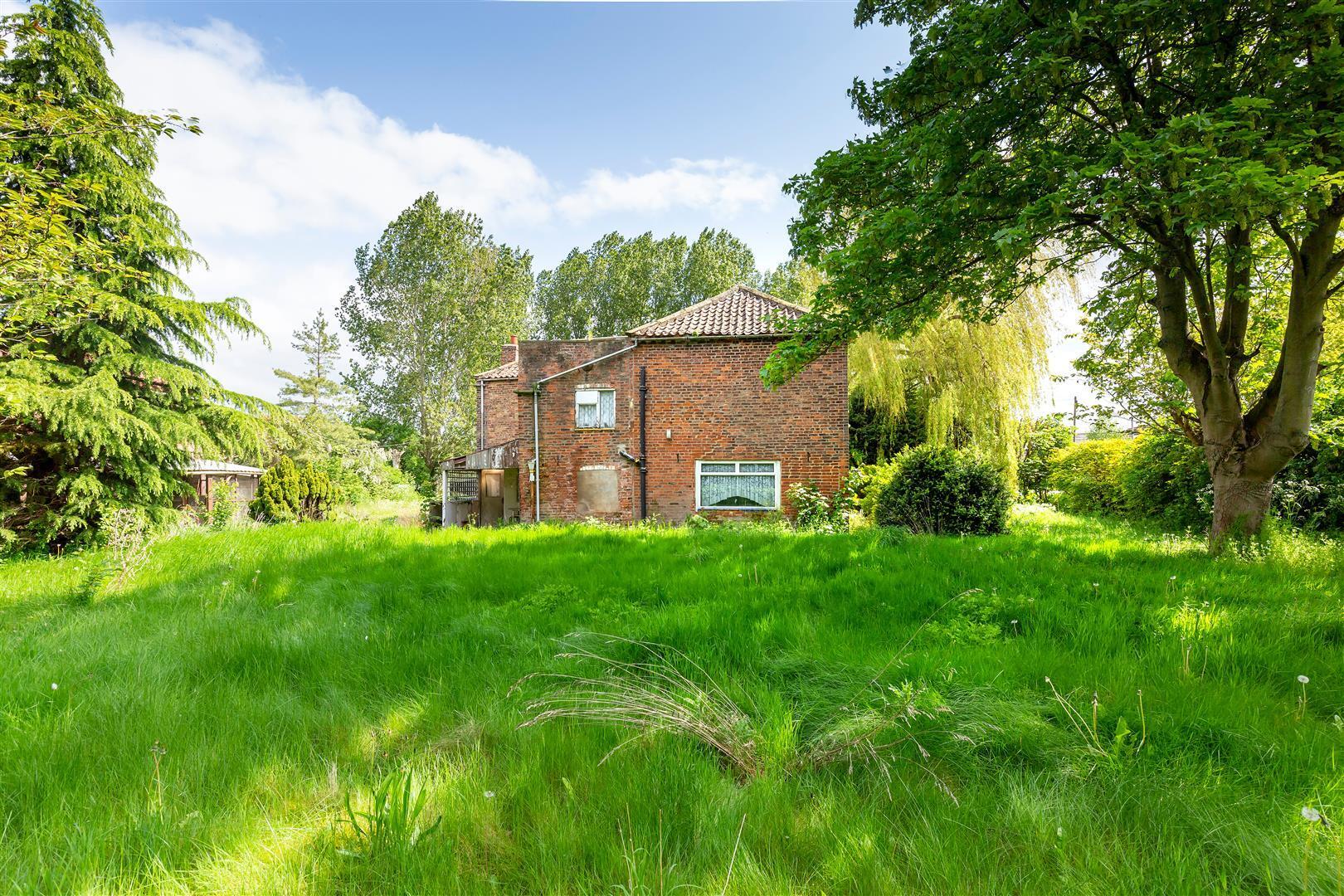 4 bedroom property for sale in Main Road, Newport, Brough Offers over