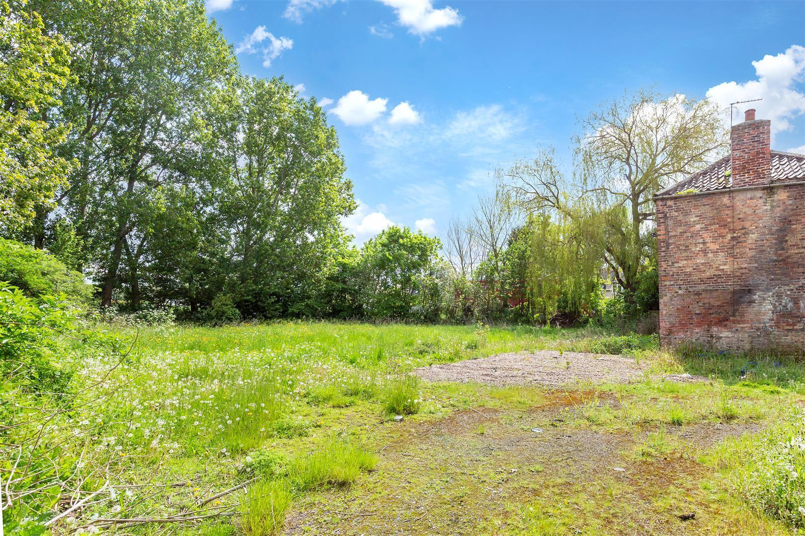 4 bedroom property for sale in Main Road, Newport, Brough Offers over