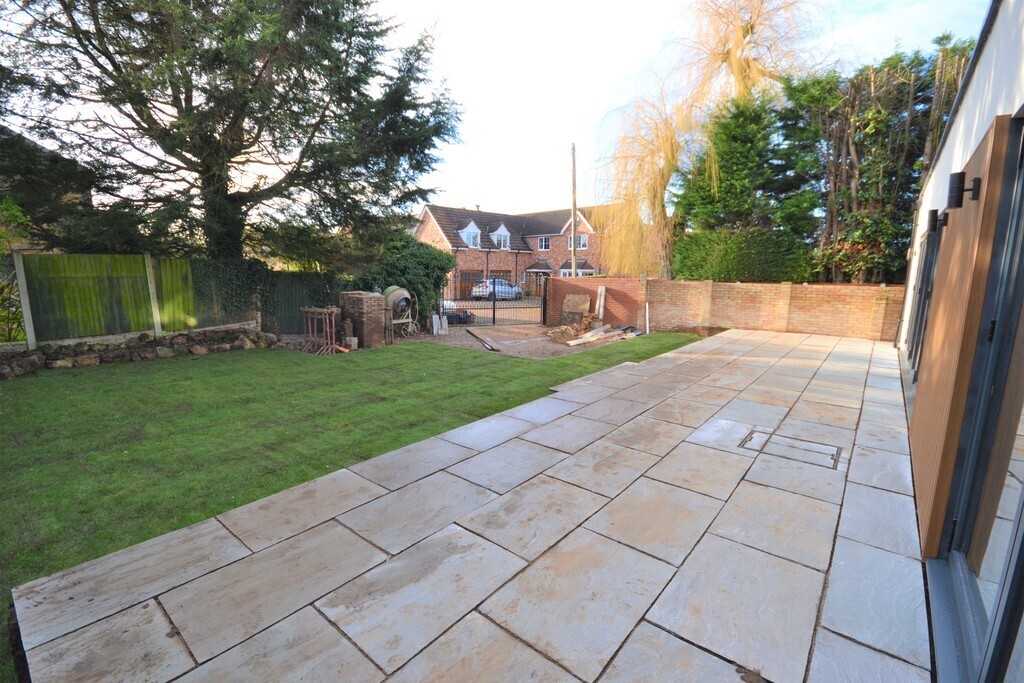 4 bedroom property for sale in Station Road, Hatfield, Doncaster