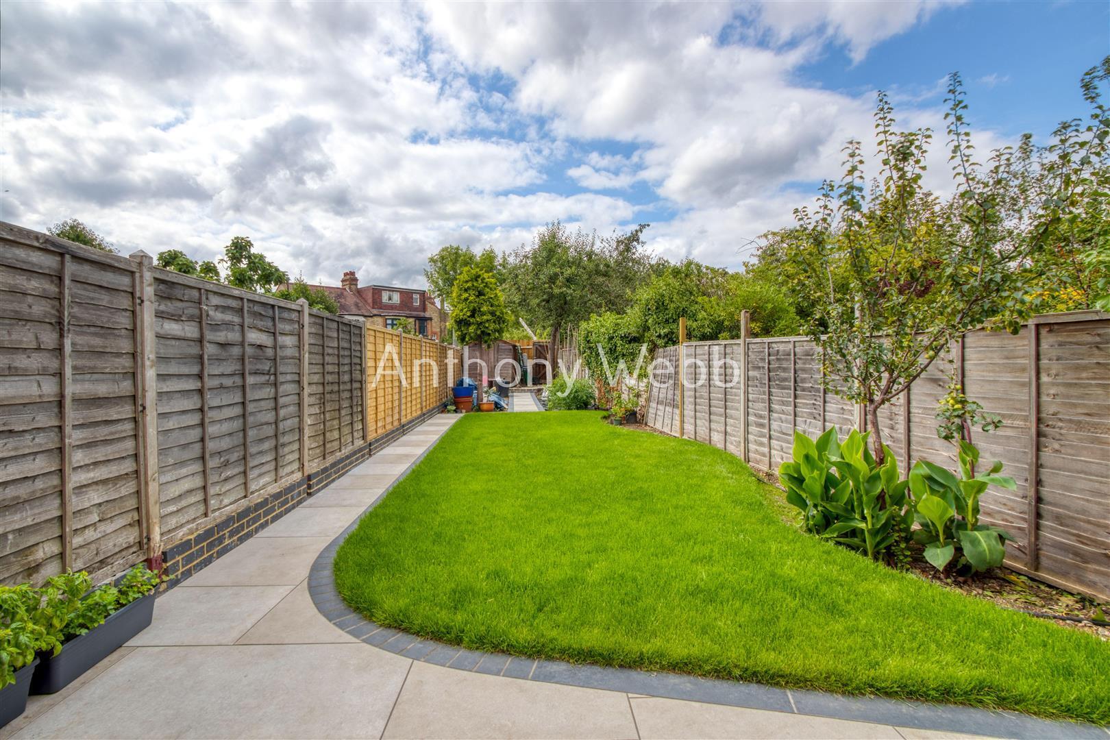 2 bedroom property for sale in Lightcliffe Road, Palmers Green, London