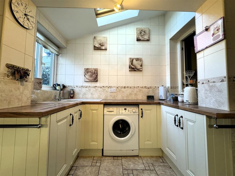 4 bedroom property for sale in Beccles Road, South Oulton Broad £190,000