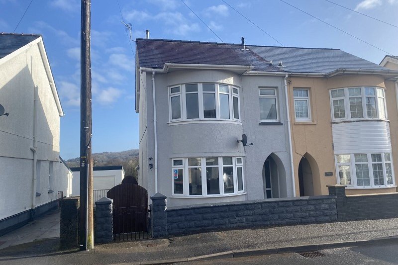 3 bedroom property for sale in Llandeilo Road, Llandybie, Ammanford