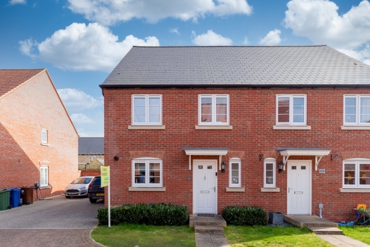 4 bedroom property to let in Wetherby Road, Bicester £1,900 pcm