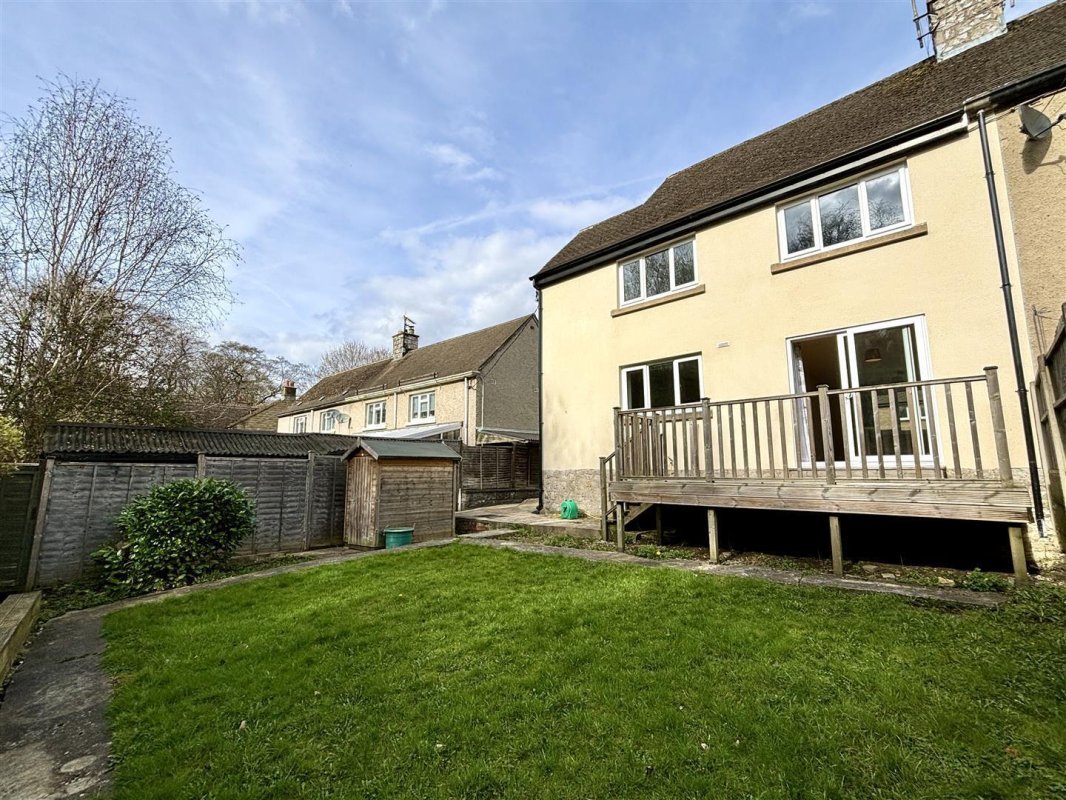 3 bedroom property to let in Moorland Road, Hathersage, Hope Valley £