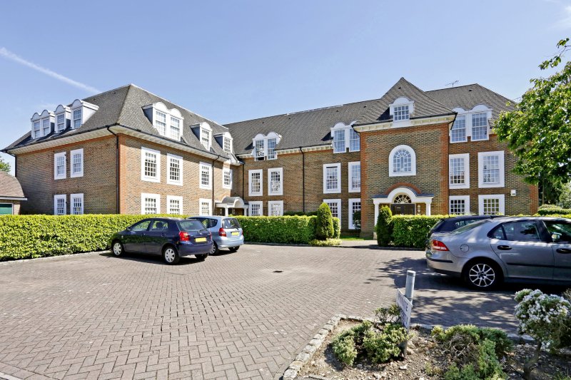 2 bedroom property for sale in Crossways, Beaconsfield, HP9 Guide