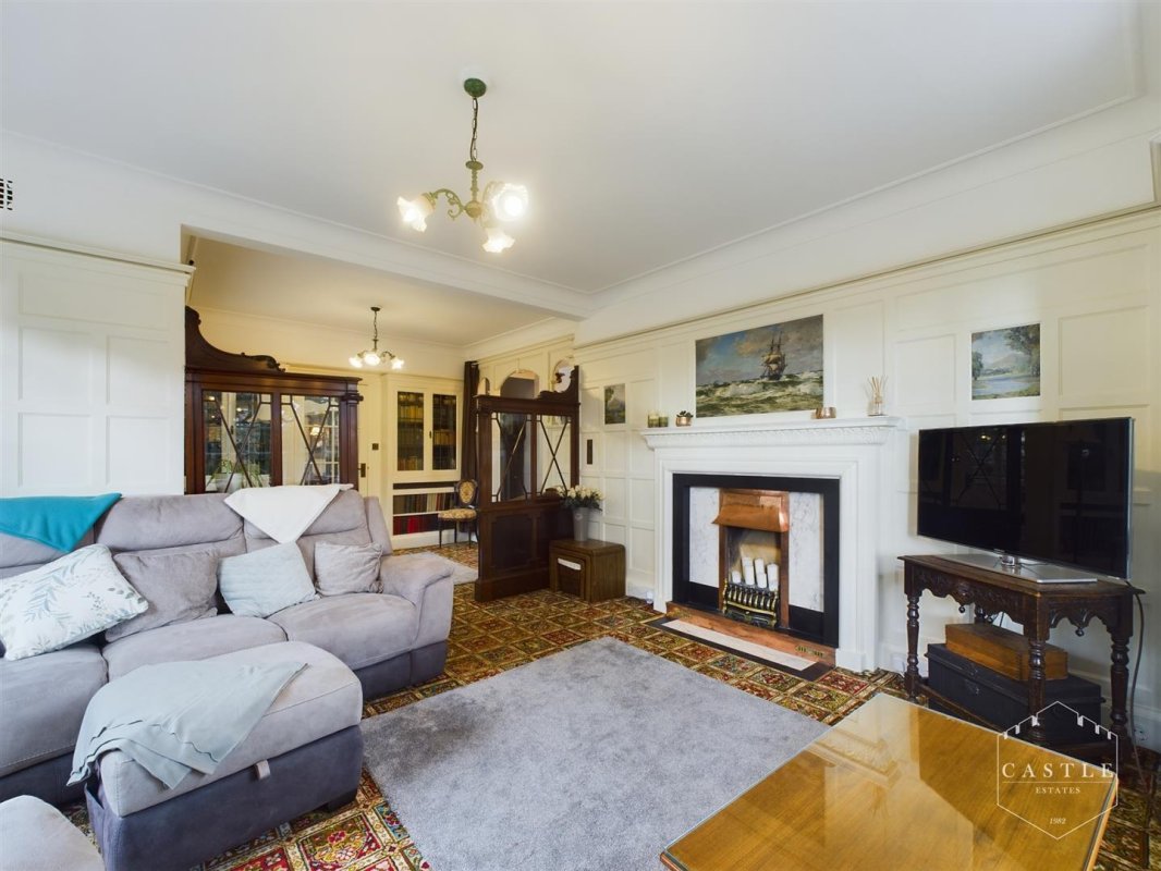 4 bedroom property for sale in Hill Street, Hinckley Offers in the