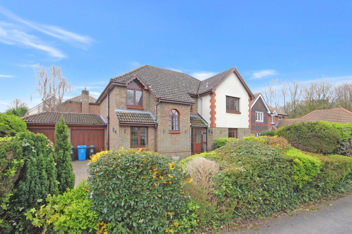 5 bedroom property for sale in Kingcup Close, Broadstone, Dorset, BH18 £585,000