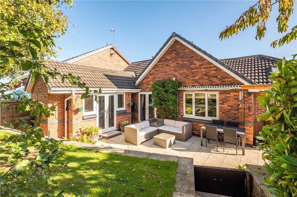 3 bedroom property for sale in Ibbetson Court, Churwell, Morley, LS27