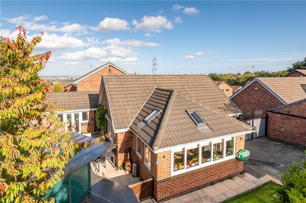 3 bedroom property for sale in Ibbetson Court, Churwell, Morley, LS27