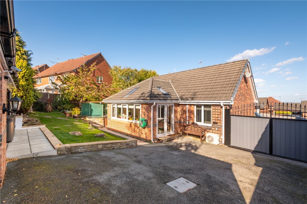 3 bedroom property for sale in Ibbetson Court, Churwell, Morley, LS27