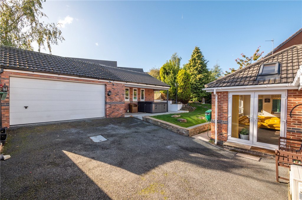 3 bedroom property for sale in Ibbetson Court, Churwell, Morley, LS27