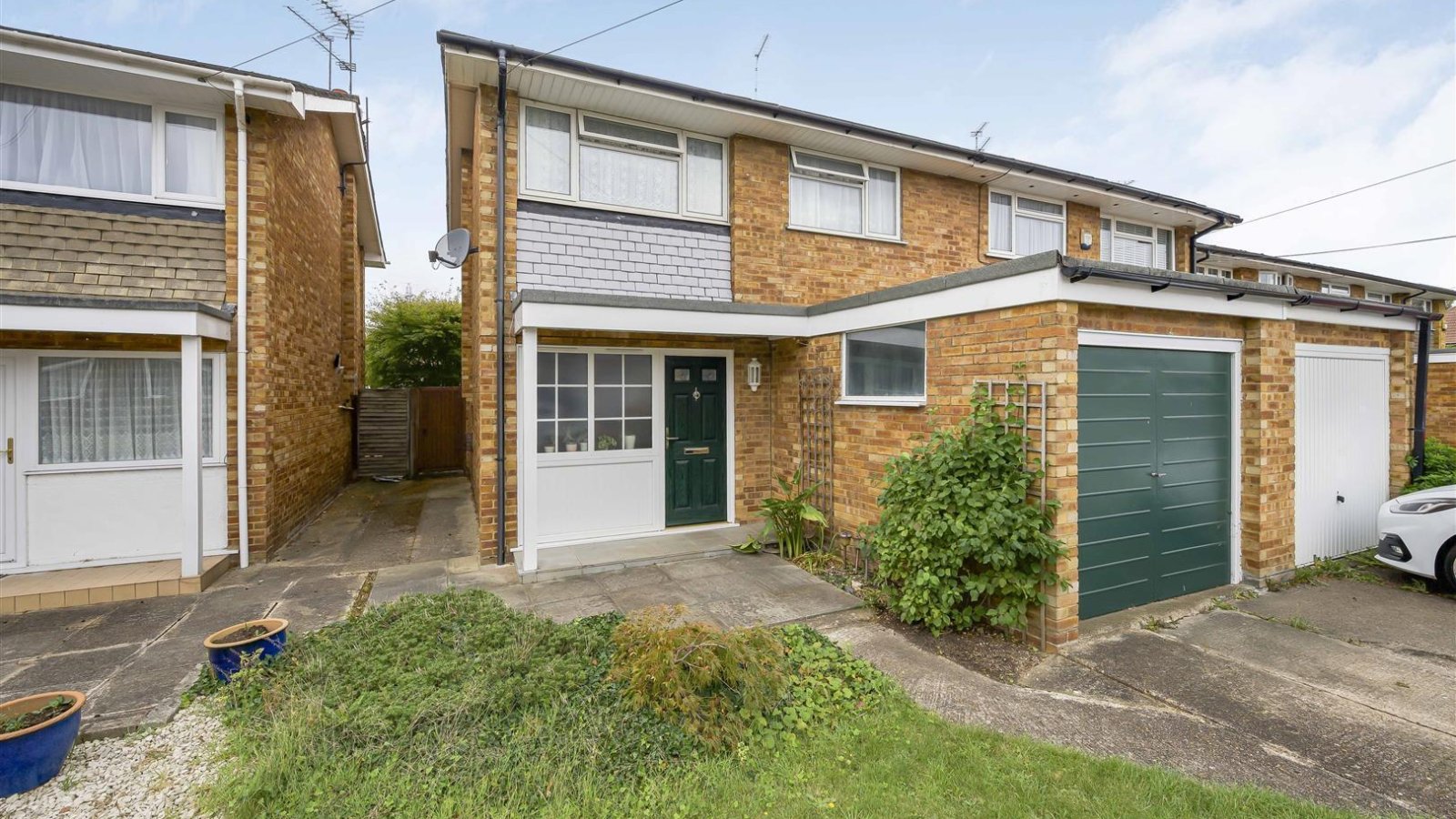 3 bedroom property for sale in Andover Close, Uxbridge £535,000