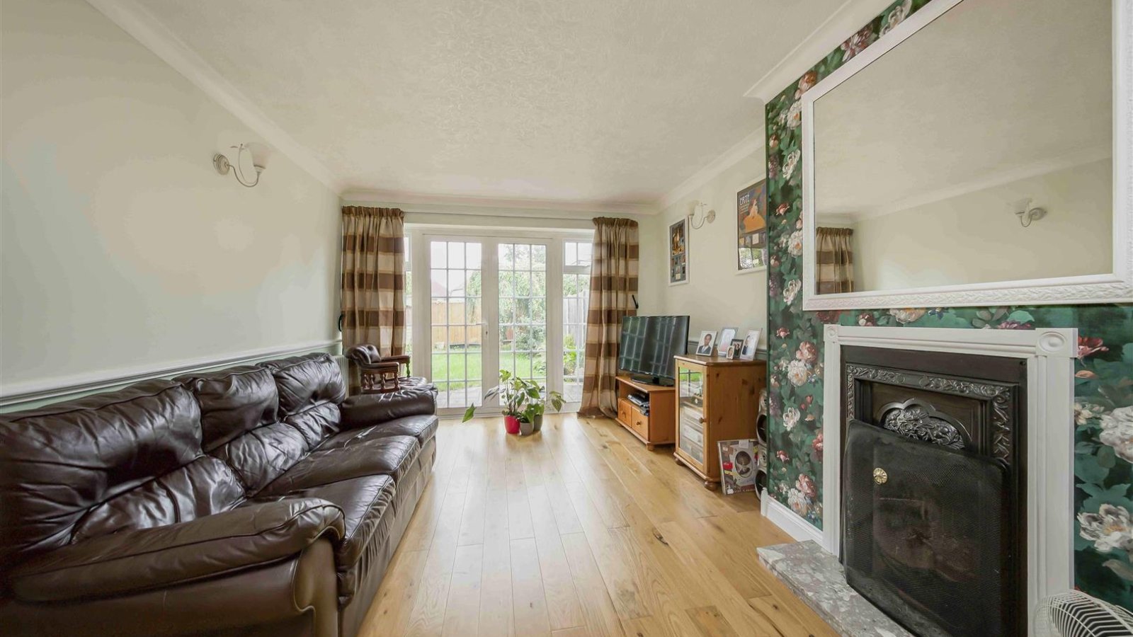 3 bedroom property for sale in Andover Close, Uxbridge £535,000