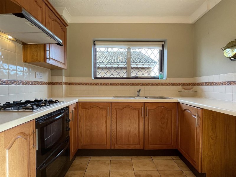 2 bedroom property for sale in Breydon Way, Lowestoft £240,000