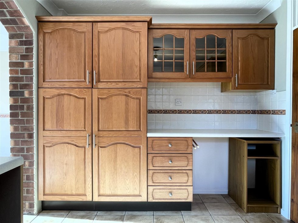 2 bedroom property for sale in Breydon Way, Lowestoft £240,000