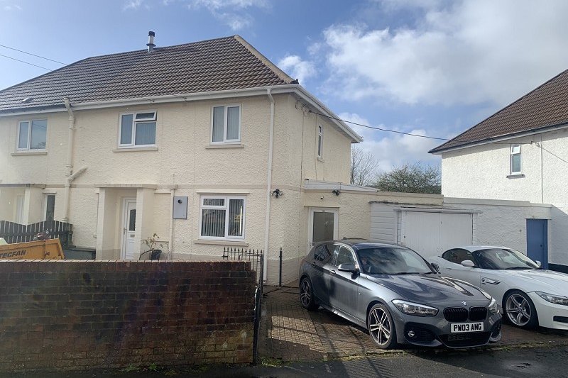 3 bedroom property for sale in Ynyswen, Penycae, Swansea. £160,000