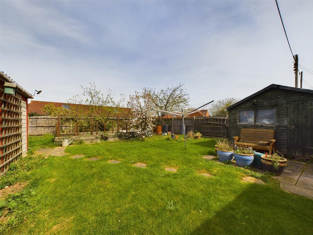 2 bedroom property for sale in Fakenham Road, Great Witchingham £250,000